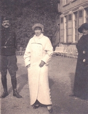 PR 22 4 Couthove 9 SM la Reine Elisabeth a Couthove fin 1914 avec sa dame decompagnie voir remarque LD LD